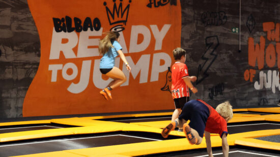 Adiós al aburrimiento: Bilbao estrena un parque de 2.000 metros cuadrados para saltar, jugar y volar