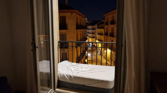 Cuando dormir en el balcón es la mejor opción: la noche asfixiante que deja récords de calor en Euskadi