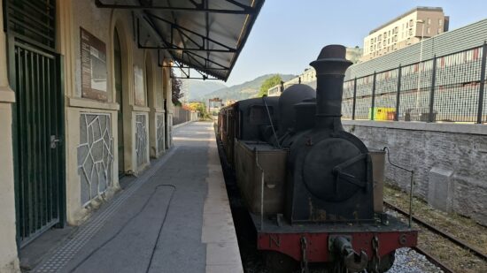 El histórico tren de vapor Guipúzcoa de 1892 llega a Barakaldo tras un traslado único por las vías de ADIF