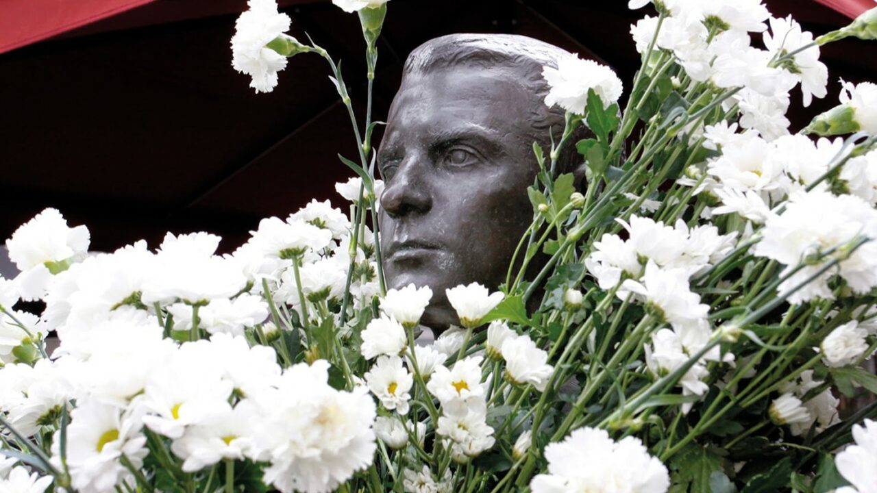 Bilbao celebra la 18ª Ofrenda de Flores Blancas a Blas de Otero