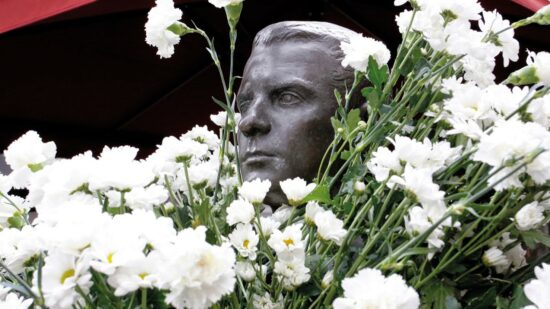 Bilbao celebra la 18ª Ofrenda de Flores Blancas a Blas de Otero