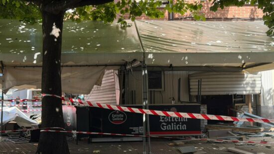 Explosión de gas en un bar de Leioa: dos heridos, vecinos desalojados y daños en varios vehículos