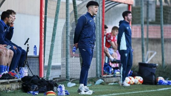 Del césped al banquillo del Leioa: Josu Juste se convierte en el entrenador más joven del fútbol estatal