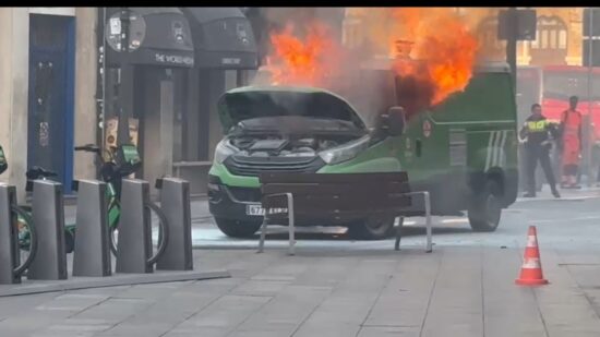Espectacular incendio de una furgoneta de BilboGarbi en la Plaza San Nicolás de Bilbao