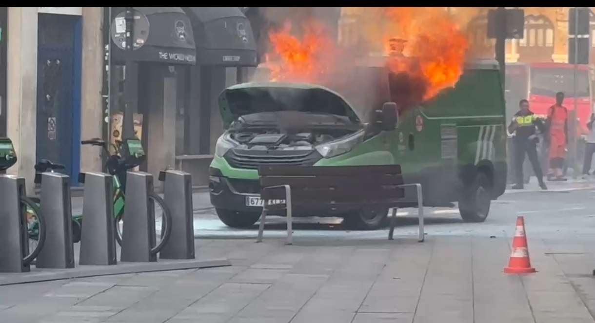 Espectacular incendio de una furgoneta de BilboGarbi en la Plaza San Nicolás de Bilbao