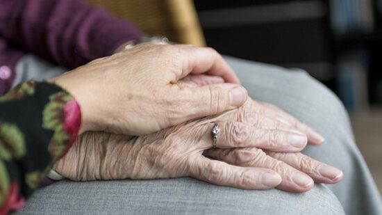 Maribel, invidente de 84 años pide ayuda urgente para cuidar a su marido tras un ictus: “No puedo con él sola”