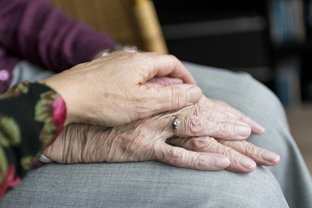 Maribel, invidente de 84 años pide ayuda urgente para cuidar a su marido tras un ictus: “No puedo con él sola”