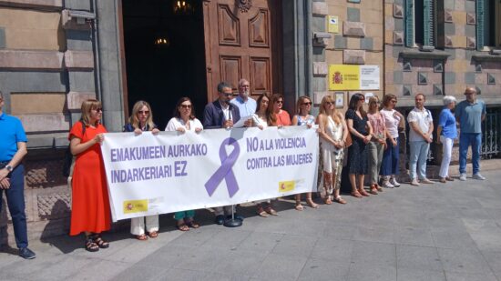 La subdelegación del Gobierno guarda un minuto de silencio por los dos últimos asesinatos a mujeres