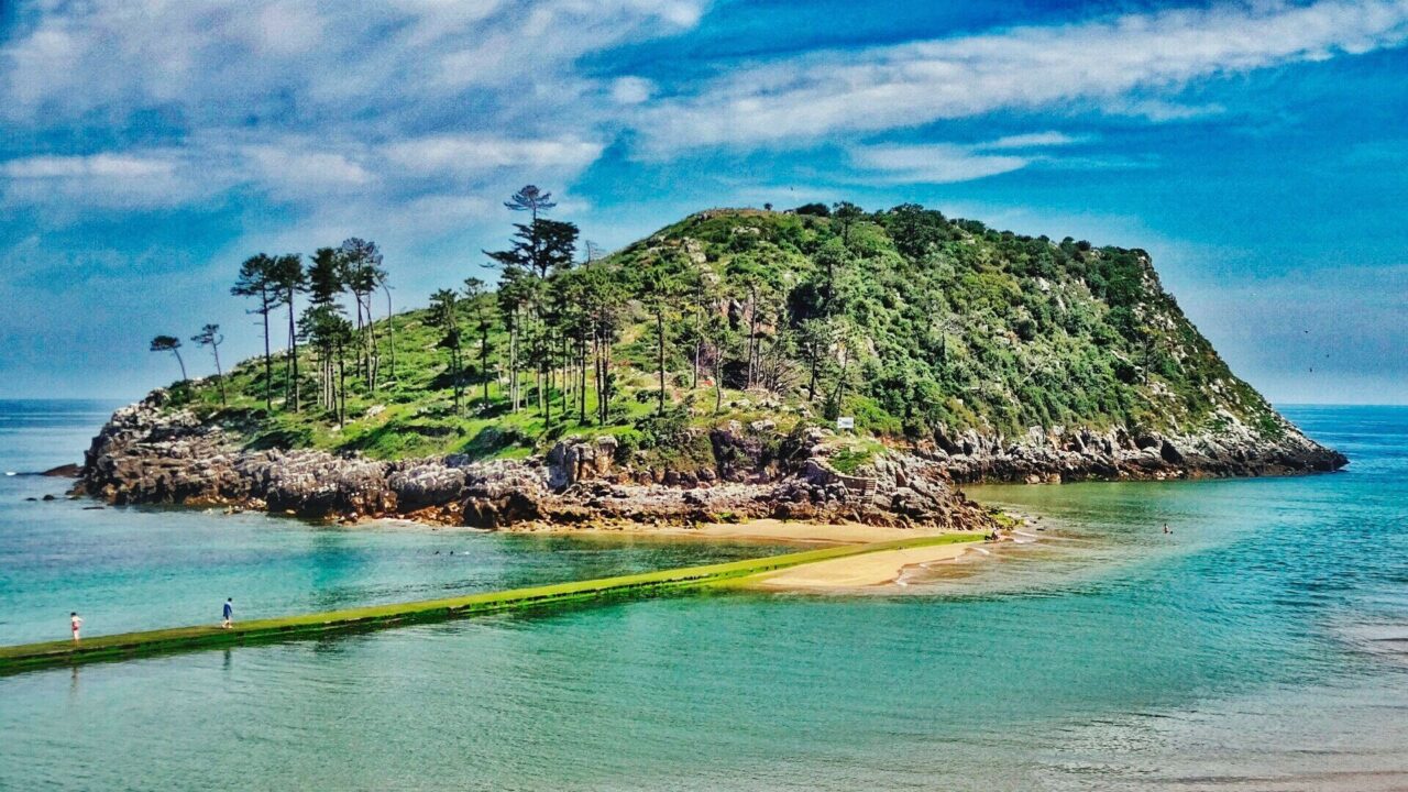El rincón de Bizkaia que solo aparece cuando baja la marea y desaparece con el mar