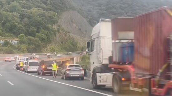 24 vehículos dañados por la caída de chapas metálicas de un camión en la A-8 a la altura de Liendo