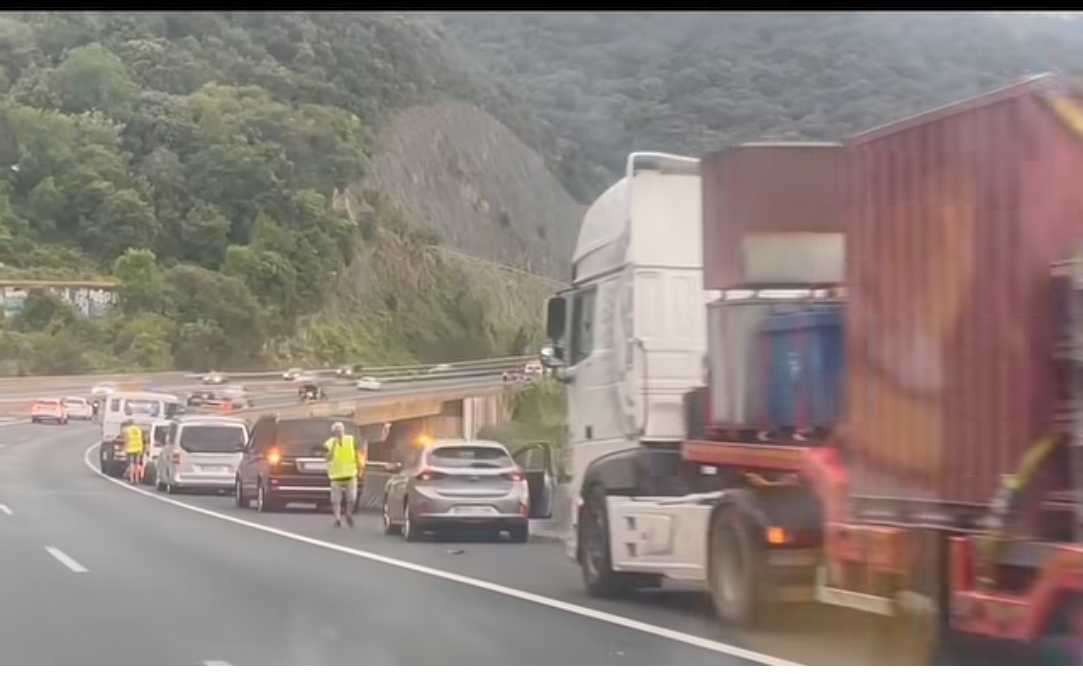 24 vehículos dañados por la caída de chapas metálicas de un camión en la A-8 a la altura de Liendo