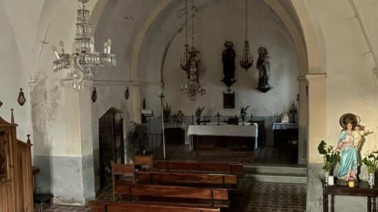 Un pequeño pueblo busca un gran milagro para salvar su iglesia
