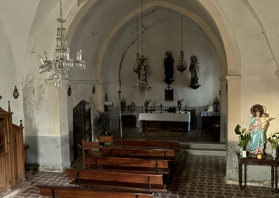 Un pequeño pueblo busca un gran milagro para salvar su iglesia