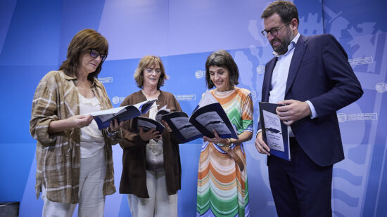 Euskadi lanza una guía clave para frenar el maltrato económico a personas mayores