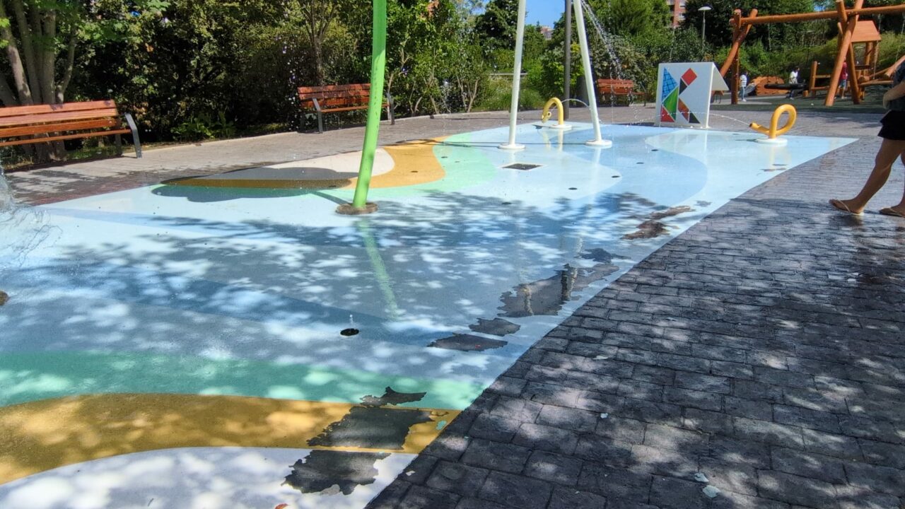 Barakaldo apela al civismo tras registrar varios daños en el parque acuático de San Vicente