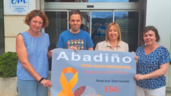 Abadiño dona más de 9.500 euros para impulsar un programa de fisioterapia  para personas con esclerosis múltiple