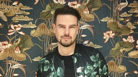 Raúl acelera su nueva etapa con ‘Tú Me Das la Vuelta’, un single pop vibrante que celebra el amor y la energía