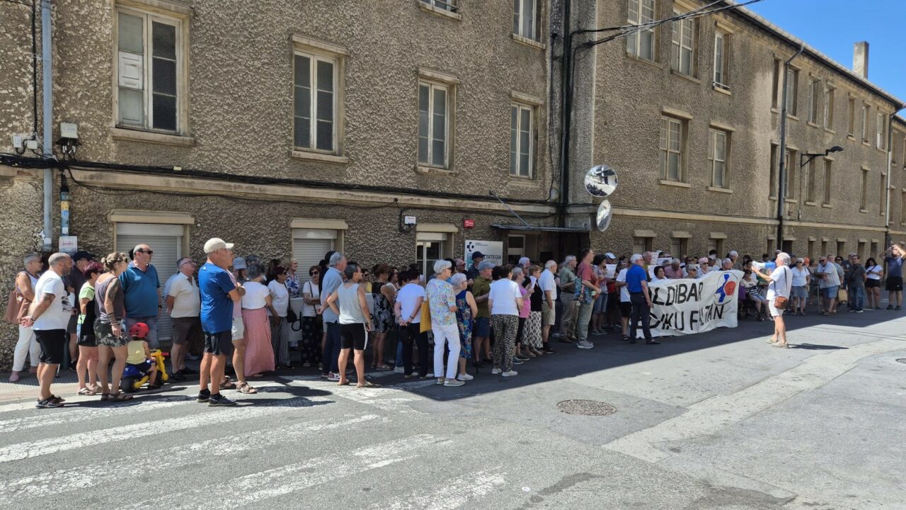 Zaldibar vuelve a salir a la calle por la sanidad: denuncian que el pueblo se quedará sin médico este verano