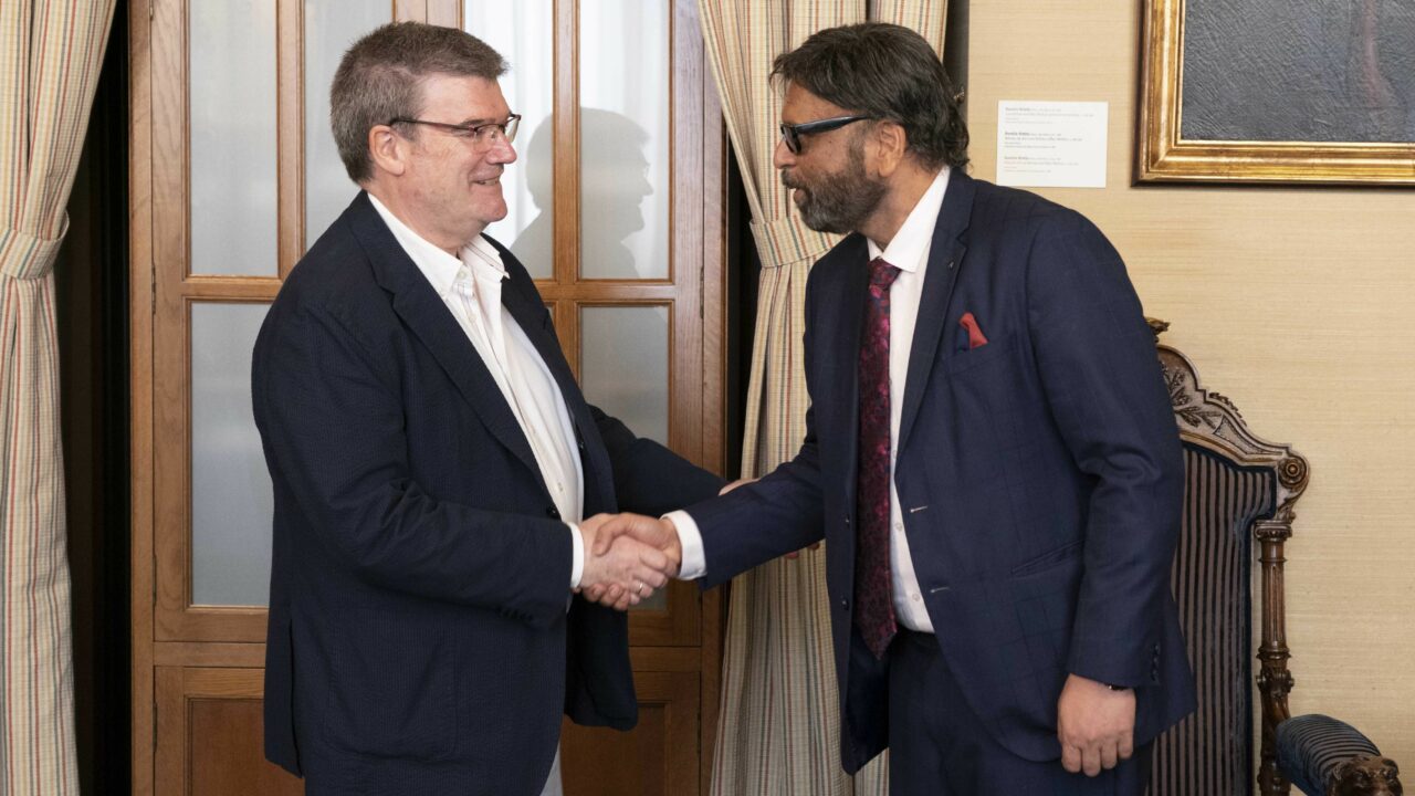 Juan Mari Aburto recibe al embajador de la India para establecer redes de colaboración