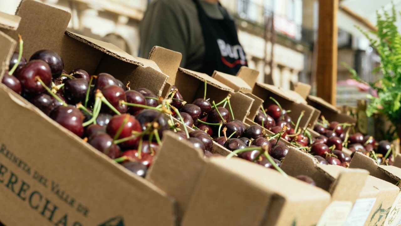 10.000 kilos de cerezas llegan al Arenal de Bilbao: la fruta más tardía se podrá degustar este sábado
