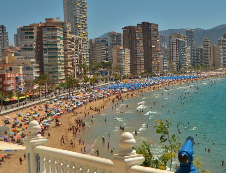 Benidorm vuelve a conquistar a los vascos: roza el lleno y arrasa como destino del verano