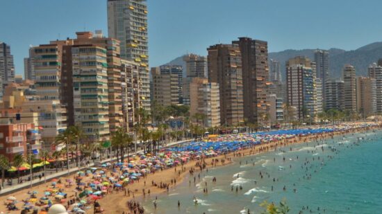 Benidorm vuelve a conquistar a los vascos: roza el lleno y arrasa como destino del verano