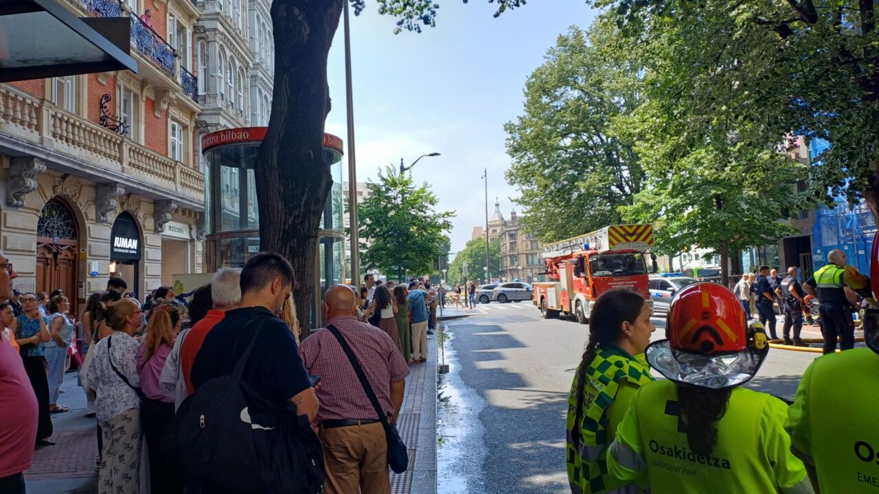 Incendio en un parking privado del centro de Bilbao obliga a cortar la Gran Vía