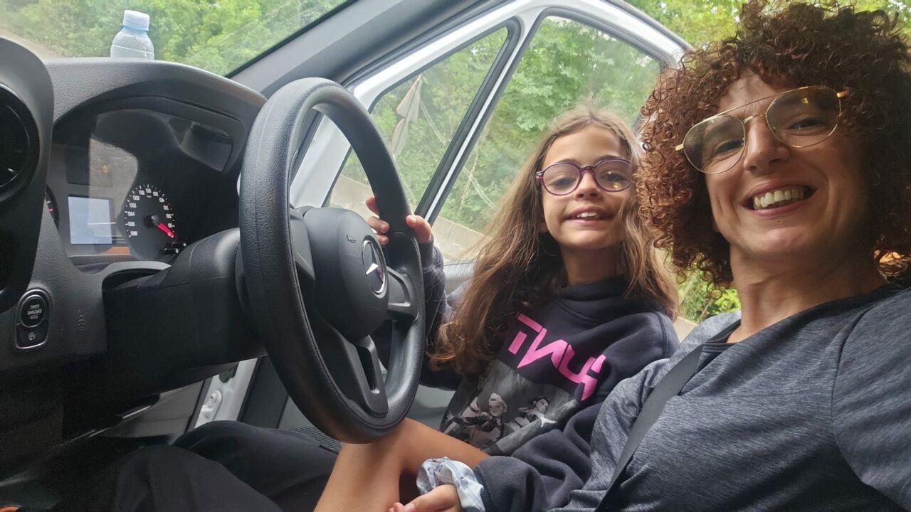 Historias de San Cristóbal: Laia, la niña de 11 años que ha crecido entre camiones