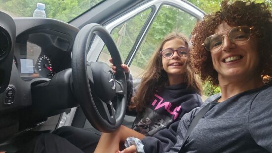 Historias de San Cristóbal: Laia, la niña de 11 años que ha crecido entre camiones