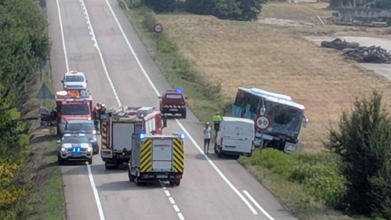 Muere una mujer en un choque frontal entre un turismo y un autobús en Las Merindades
