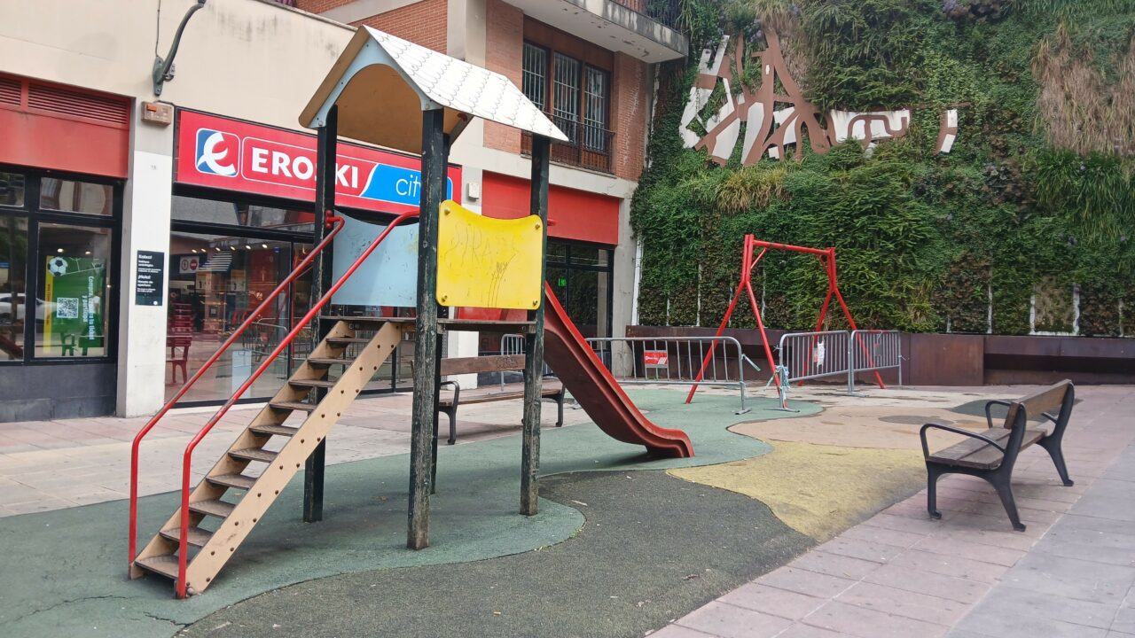 Bilbao renueva el parque infantil de la Plaza del Funicular con una inversión de 48.000 euros