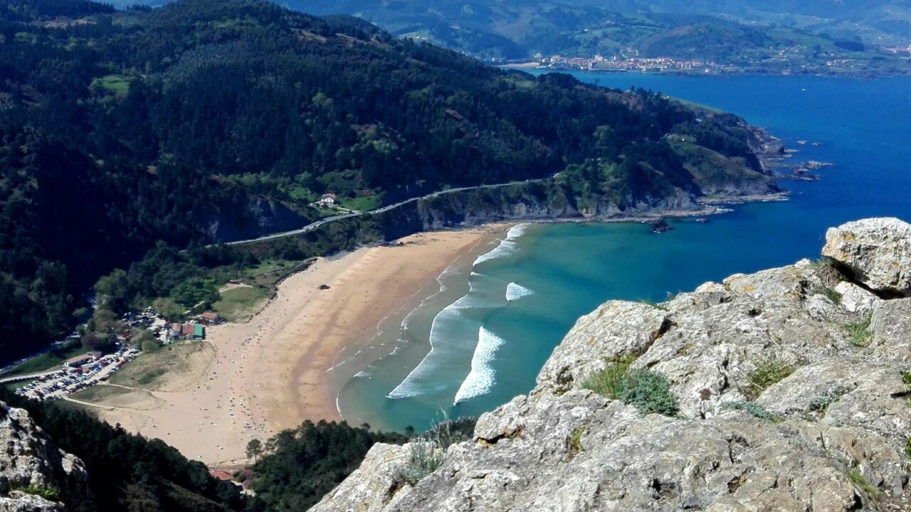 Cuatro playas de Bizkaia prohíben el baño este lunes y otras seis tienen bandera amarilla