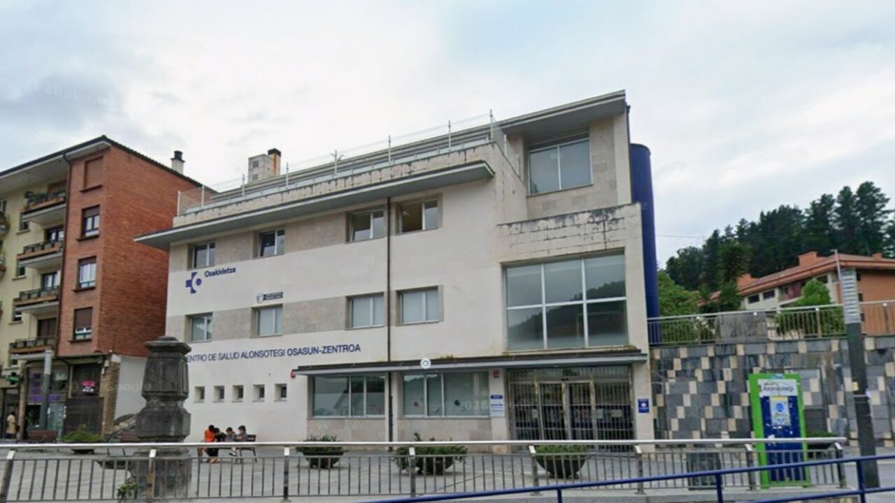 Vecinos de Alonsotegi denuncian falta de atención sanitaria durante el verano: «¿Nos tenemos que poner malos a la carta?»