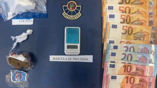 La Ertzaintza detiene a un camarero por presunto tráfico de drogas en un bar de Portugalete