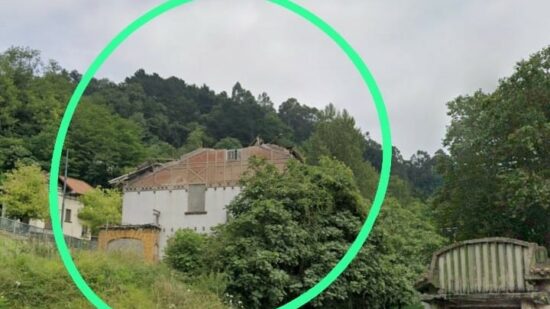 Vecinos de Zorrotza exigen una solución al aislamiento peatonal por un edificio en ruinas