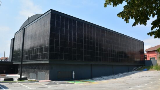 El Frontón Municipal de Las Llanas se beneficia de la energía limpia