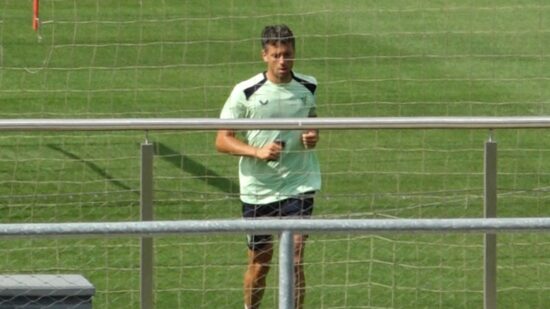 Mikel Vesga se entrena en solitario en Lezama mientras el Mallorca se interesa en su fichaje