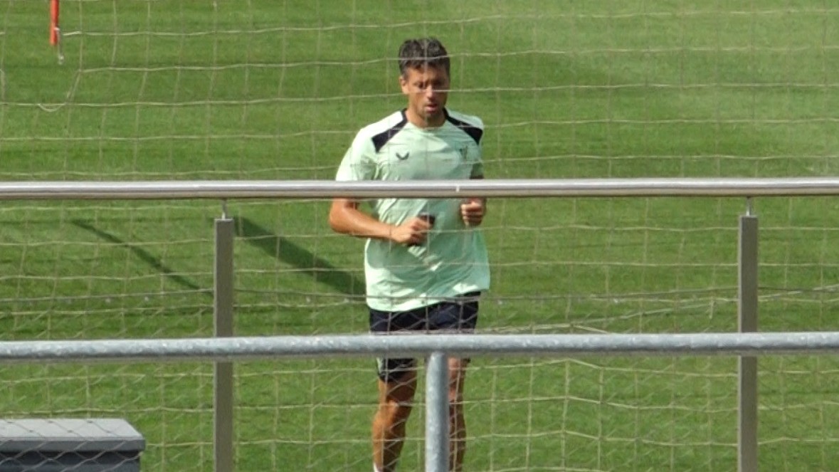 Mikel Vesga se entrena en solitario en Lezama mientras el Mallorca se interesa en su fichaje