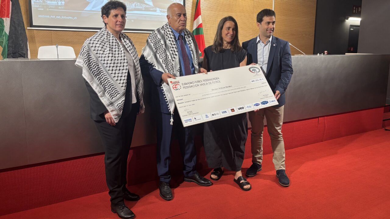 La Federación Vasca entrega a Médicos Sin Fronteras más de 600.000 euros del Euskal Selekzioa-Palestina