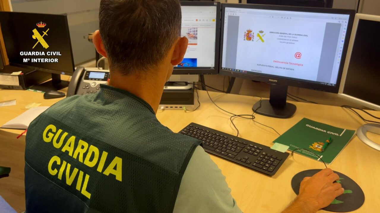 La Guardia Civil de Bizkaia desarticula una trama de la ‘estafa del like’ que engañó a víctimas de toda España