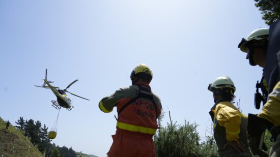 Bizkaia prorroga el helicóptero contra incendios forestales con una inversión de 360.000 euros