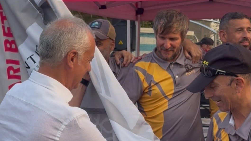 Iñigo Urkullu entrega la bandera de la Liga eAtlantic de veteranos a Badok Hamahiru
