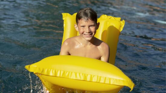 OCU alerta del riesgo de los hinchables acuáticos y recuerda que no son elementos de seguridad