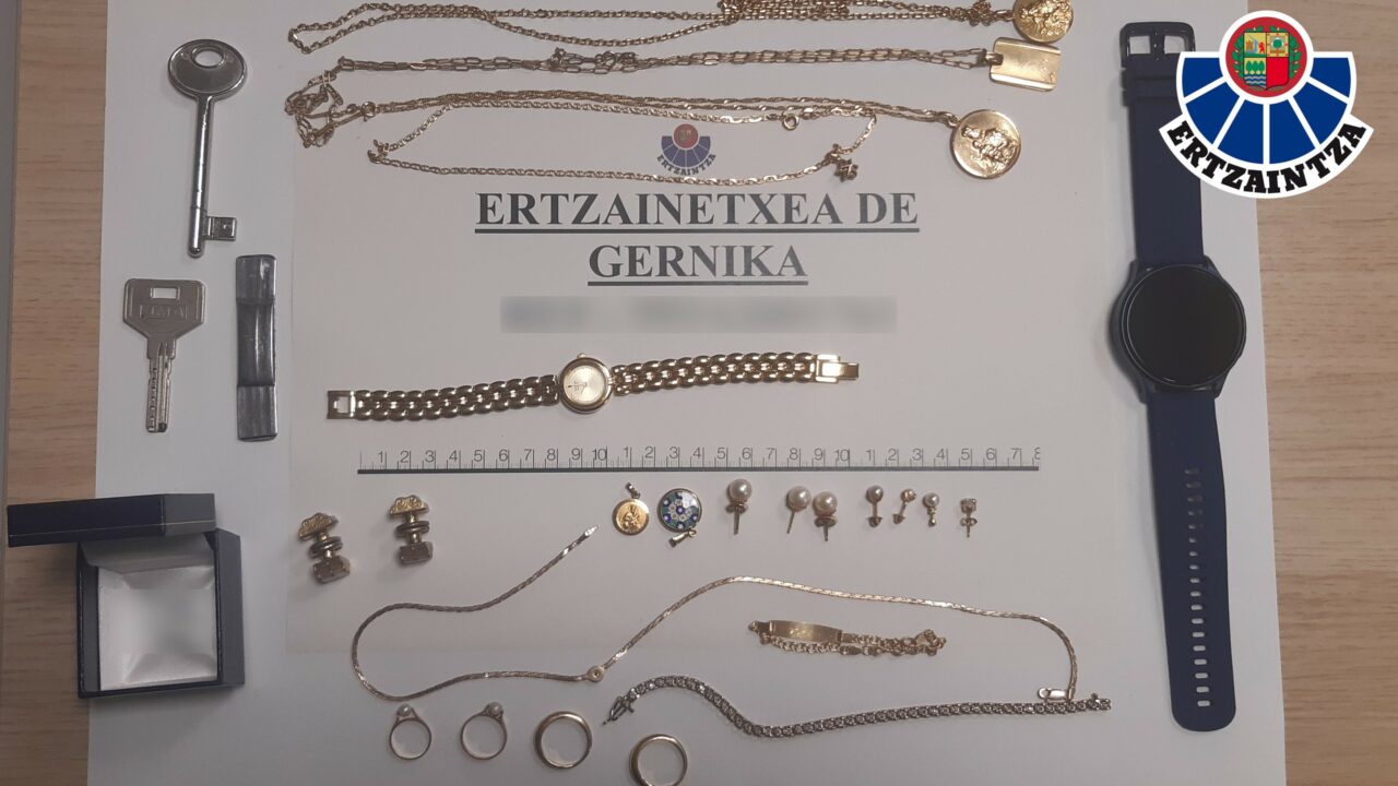 La Ertzaintza recupera unas joyas robadas en Bakio y detiene a los presuntos ladrones en Mungia