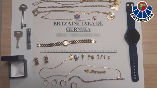 La Ertzaintza recupera unas joyas robadas en Bakio y detiene a los presuntos ladrones en Mungia