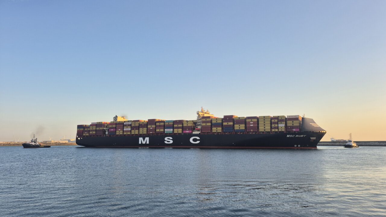 El mayor portacontenedores de la historia llega al Puerto de Bilbao y marca un nuevo récord