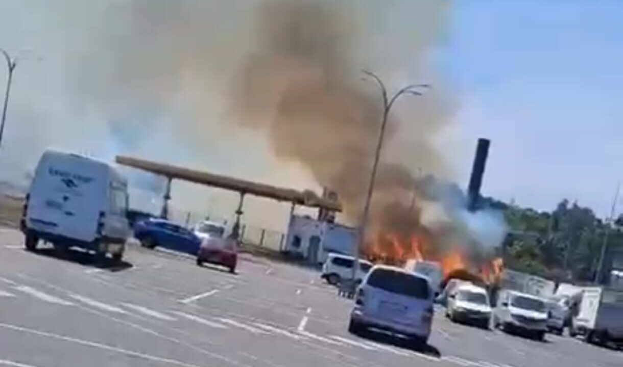 El incendio en unos matorrales de Erandio obliga a cortar el tráfico, suspender el servicio de Euskotren y confinar el Makro