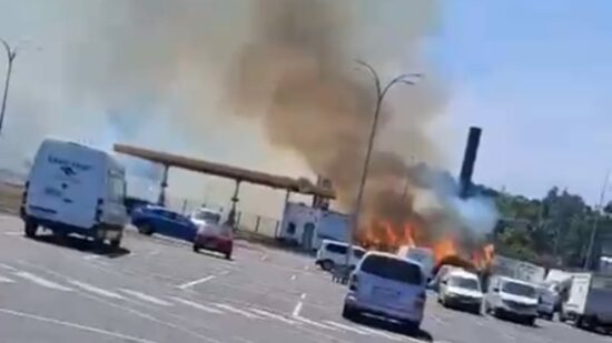 El incendio en unos matorrales de Erandio obliga a cortar el tráfico, suspender el servicio de Euskotren y confinar el Makro