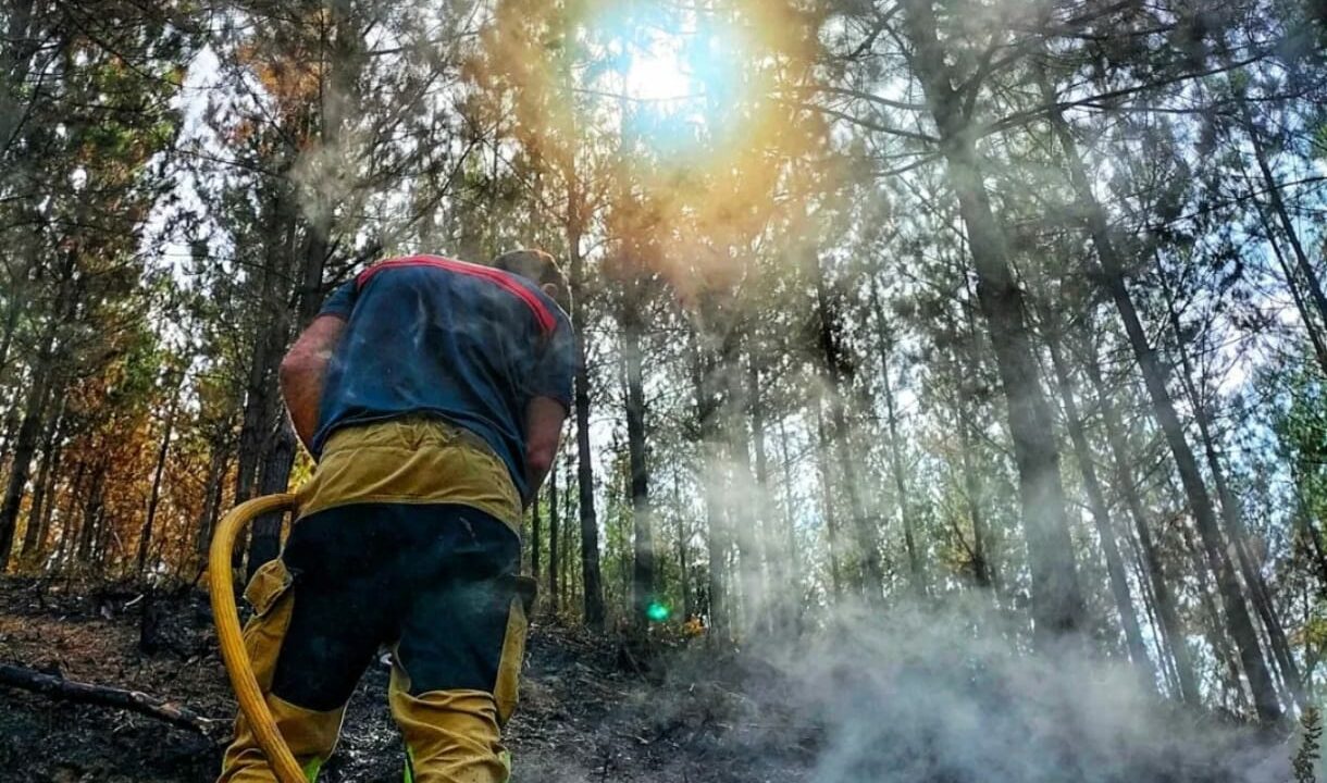 «Lo importante es que no haya llama viva»: el incendio de Alonsotegi revive con tres focos durante la madrugada