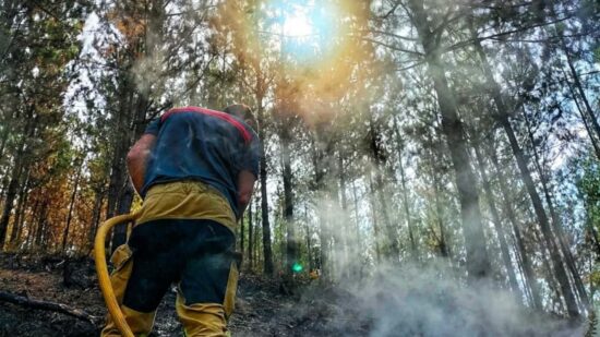 «Lo importante es que no haya llama viva»: el incendio de Alonsotegi revive con tres focos durante la madrugada